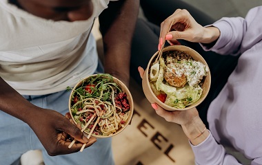 The convenience and comfort of a paper lunch box